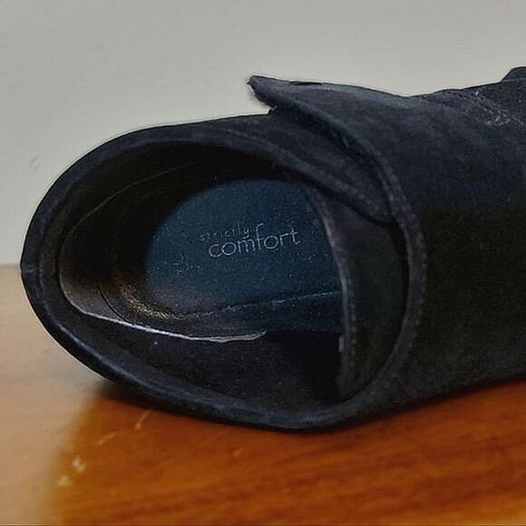 Strictly Comfort black suede velcro boots - Picture 2 of 8